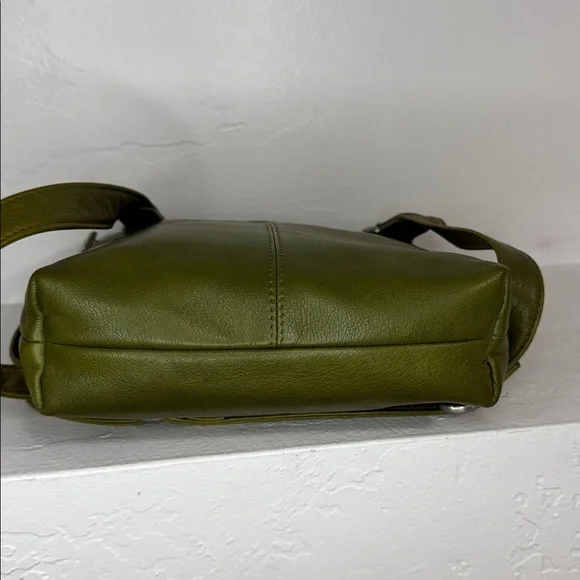 Osgoode Marley olive leather crossbody bag w tons of storage